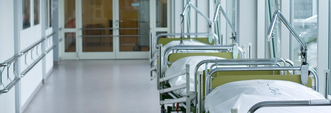 Symbolbild Gesundheitswesen: Spitalbetten im Korridor einer Gesundheitseinrichtung